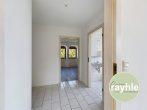 2 Zimmer-DG Mansarden Wohnung Nähe Favoritepark teilsaniert - Flur/Blick vom Wozi