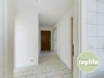 2 Zimmer-DG Mansarden Wohnung Nähe Favoritepark teilsaniert - Flur/Blick vom Bad